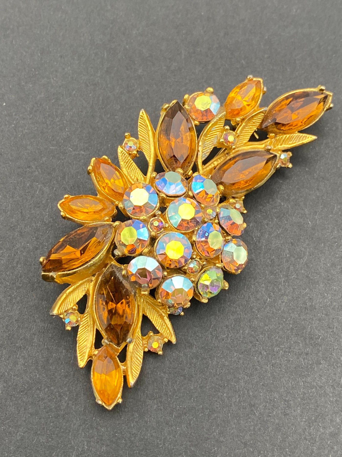 Broche CHANEL en métal doré et strass - VALOIS VINTAGE PARIS Broche CHANEL en métal doré et strass - VALOIS VINTAGE PARIS