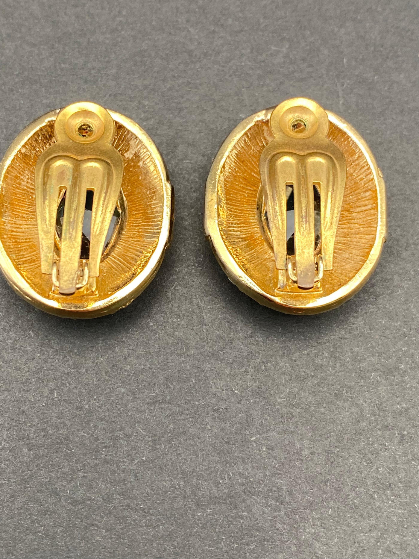 Runway Impressive 1980s Clip On Earrings