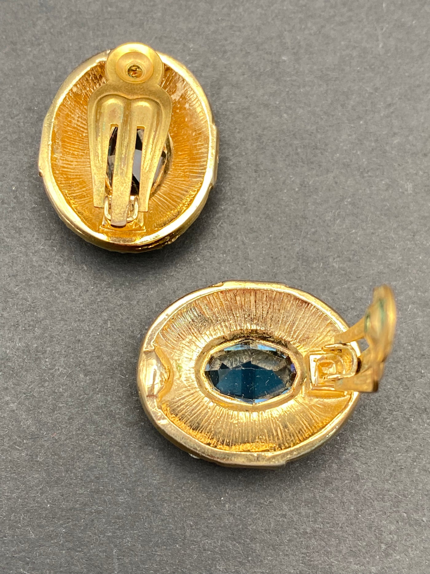 Runway Impressive 1980s Clip On Earrings