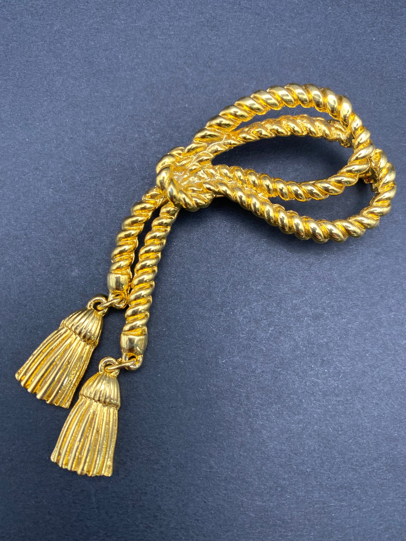 Quality 1980s Knot Brooch