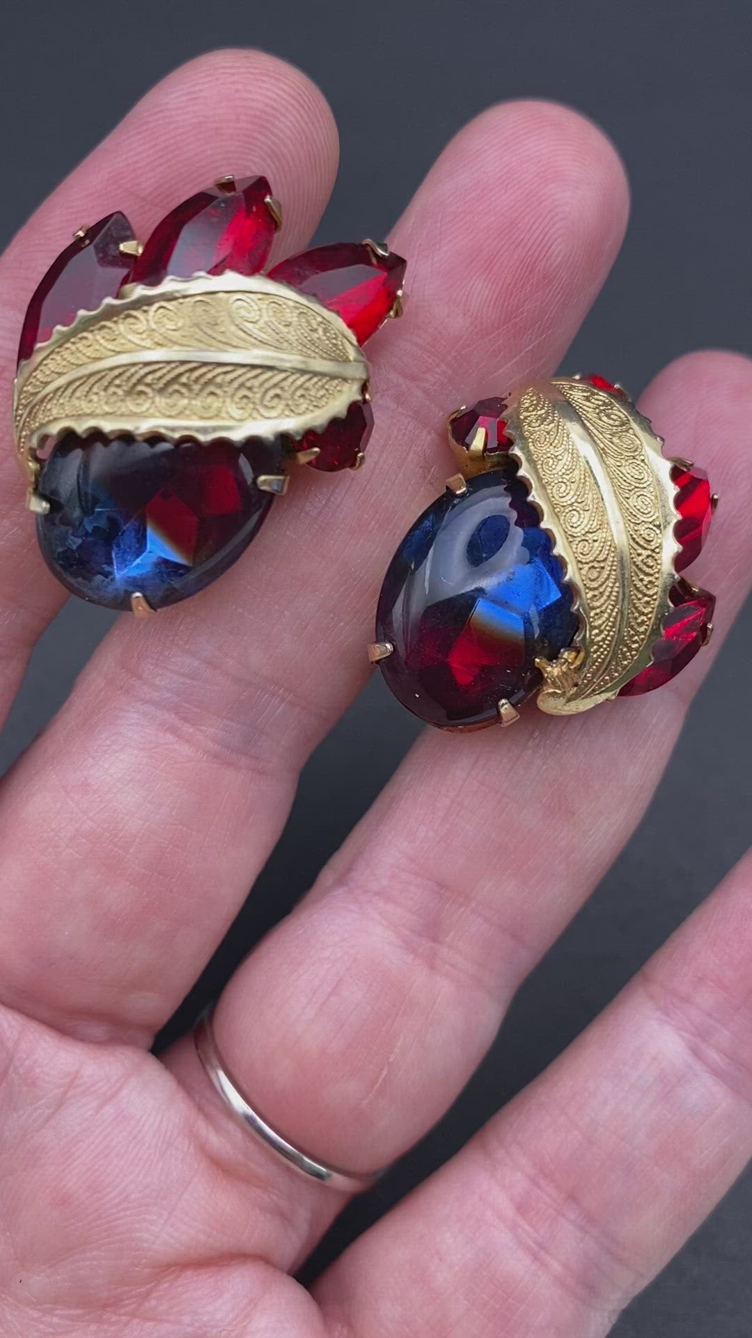 Extravagant Signed Weiss Vintage clip On Earrings